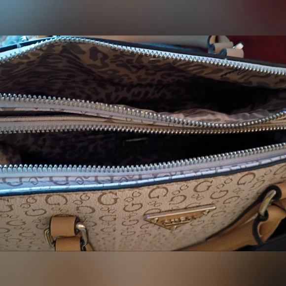 GUESS Handbag NWT Sacrifice Sale!! - Picture 4 of 9